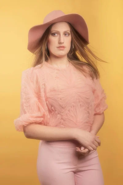 ピンクのセーターと帽子のヴィンテージ1960年代のファッション女性 — ストック写真