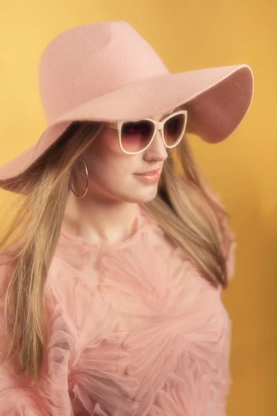 Ретро 1960 Годы Летняя Модная Женщина Розовом Свитере Шляпе Солнечных — стоковое фото