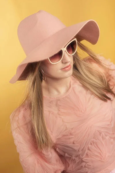 Retro 1960S Summerly Fashion Woman Pink Sweater Hat Sunglasses — Stock Photo, Image