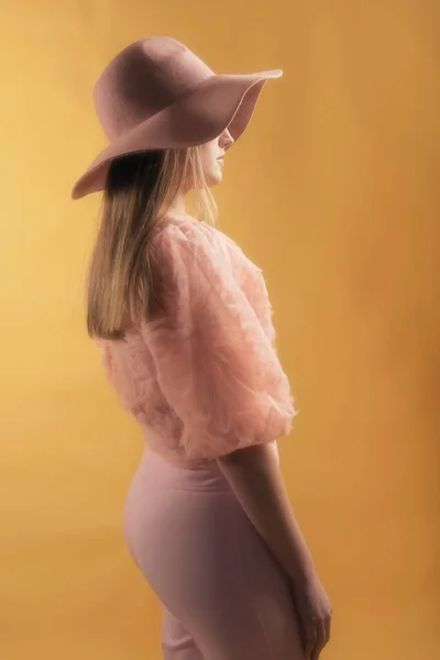 Retro 1960 Zomer Mode Vrouw Roze Trui Broek Hoed Zijaanzicht — Stockfoto