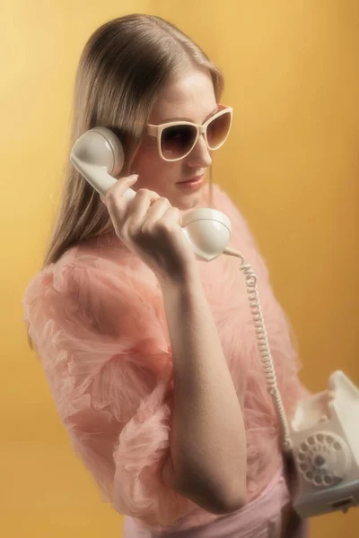 Retro 1960S Summer Fashion Woman Pink Sweater Sunglasses Calling White — Stock Photo, Image