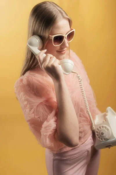 Retro 1960S Summer Fashion Woman Pink Sweater Sunglasses Calling White — Stock Photo, Image