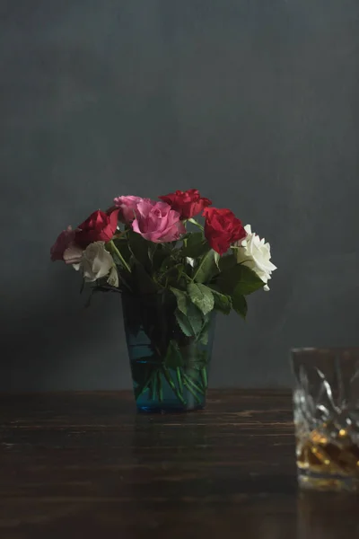 Váza Rózsákkal Egy Pohár Whiskey Vel Egy Asztalon — Stock Fotó