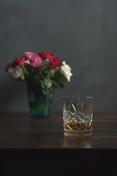Verre Whisky Roses Sur Une Table Bois — Photo