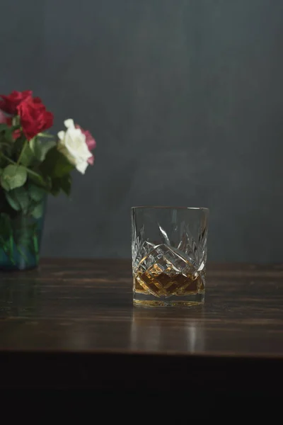 Vaso Whisky Rosas Sobre Una Mesa Madera — Foto de Stock