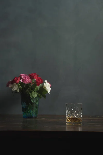 Vaso Whisky Rosas Sobre Una Mesa Madera — Foto de Stock