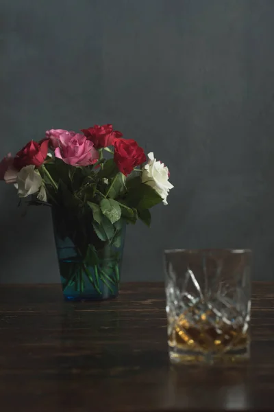 Vaso Com Rosas Copo Uísque Uma Mesa Madeira — Fotografia de Stock