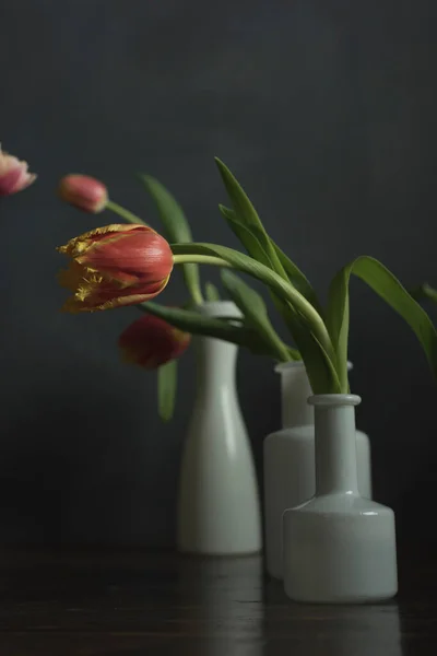 Vita Vaser Med Röda Tulpaner Ett Träbord — Stockfoto