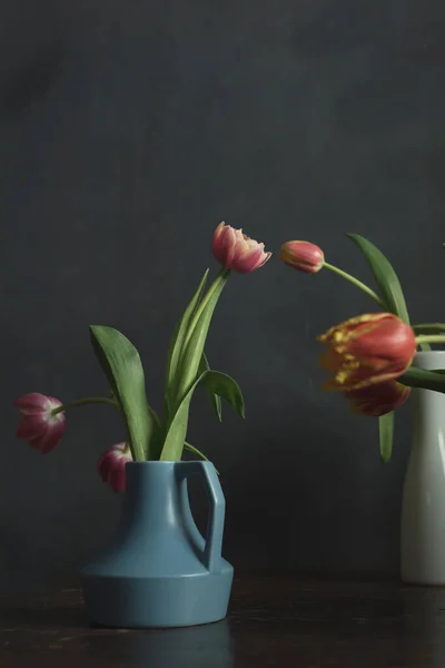 Blå Vintage Vas Med Rosa Tulpaner Träbord — Stockfoto