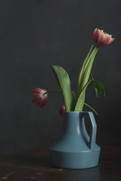 Blaue Vase Mit Rosa Tulpen Auf Holztisch — Stockfoto