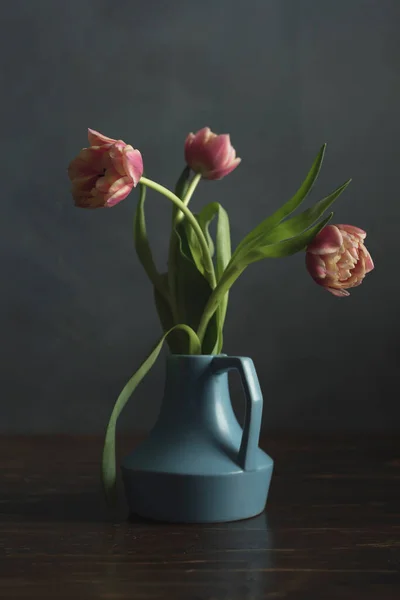 木のテーブルの上にピンクのチューリップとヴィンテージブルー花瓶 — ストック写真