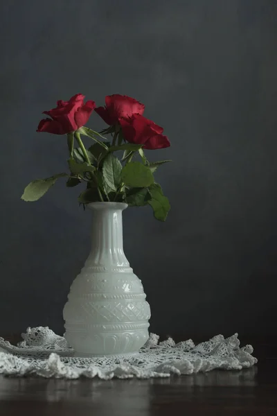 Drei Rote Rosen Weißer Vase Auf Holztisch Mit Spitzenstoff — Stockfoto