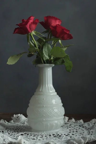 Three Red Roses White Vase Wooden Table Lace Cloth — Stock Photo, Image