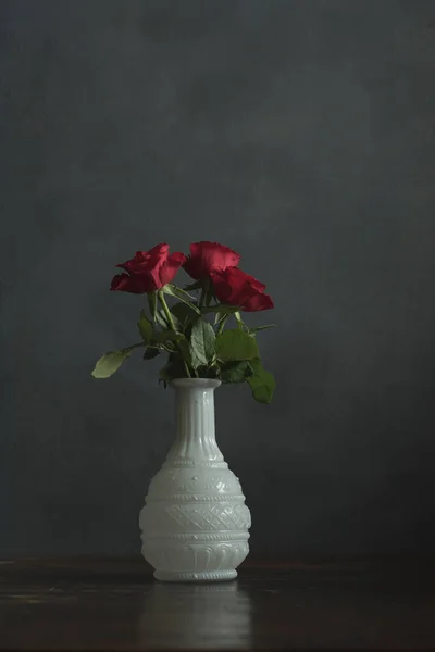 Tres Rosas Rojas Jarrón Antiguo Blanco Sobre Mesa Madera — Foto de Stock