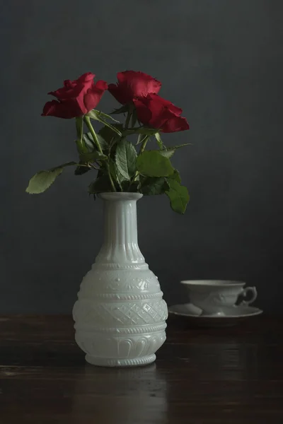 Antique White Vase Red Roses China Cup Wooden Table — Stock Photo, Image