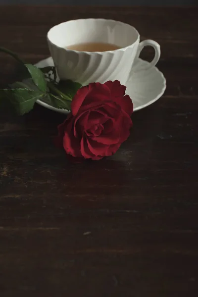 Tasse Thé Soucoupe Porcelaine Blanche Avec Rose Rouge Sur Table — Photo