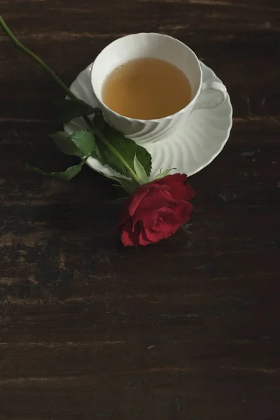 Tasse Thé Soucoupe Porcelaine Blanche Avec Rose Rouge Sur Table — Photo