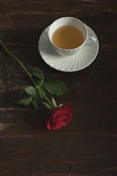 Tasse Thé Soucoupe Porcelaine Blanche Avec Rose Rouge Sur Table — Photo