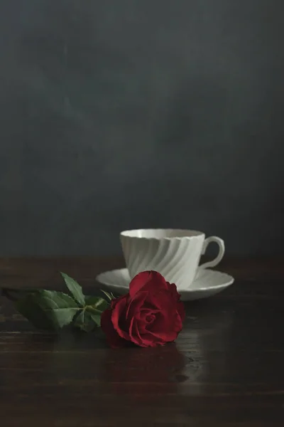 Tasse Soucoupe Porcelaine Blanche Avec Rose Rouge Sur Table Bois — Photo