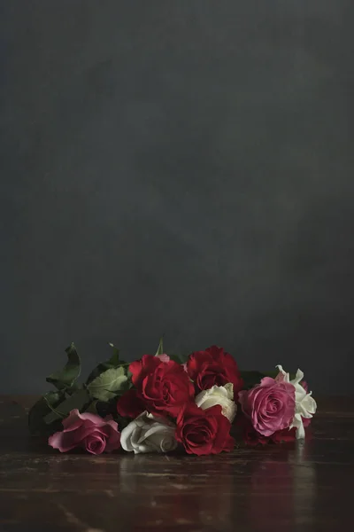 Ahşap Masada Kırmızı Pembe Beyaz Güller — Stok fotoğraf