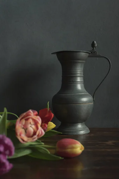 Historische Tinnen Met Roze Gele Rode Paarse Tulpen Houten Tafel — Stockfoto