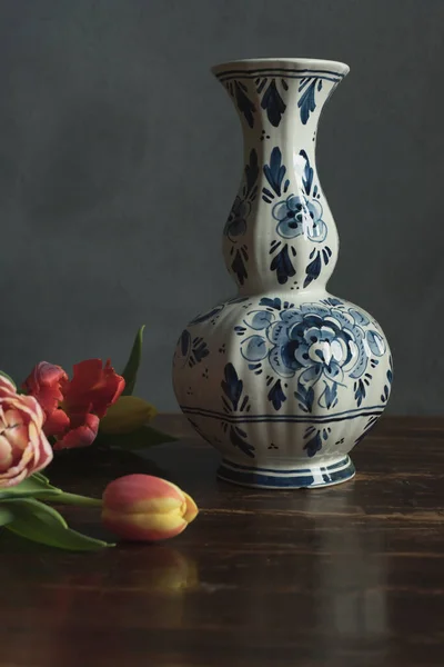 Delft Blaue Vase Mit Rosa Gelben Und Roten Tulpen Auf — Stockfoto