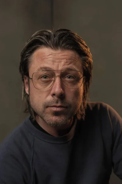 Studio Portrait Man Wearing Eyeglasses — Stock Photo, Image