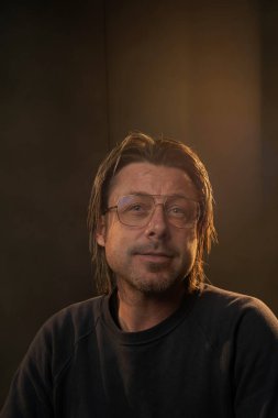 Retro gözlüklü bir adamın stüdyo portresi.