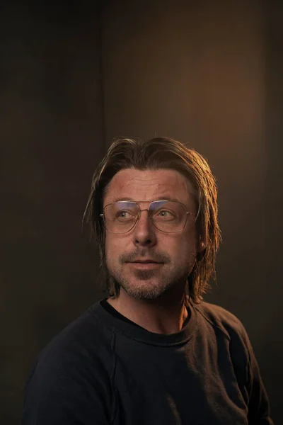 Retrato Estúdio Homem Usando Óculos Retro — Fotografia de Stock