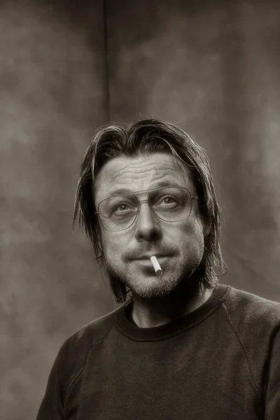 Eskimiş Gözlük Takan Sigara Içen Adamın Stüdyo Portresi Siyah Beyaz — Stok fotoğraf