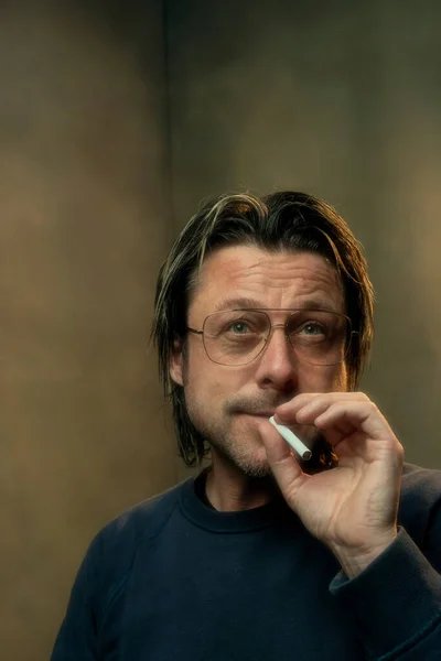 Estúdio Retrato Homem Fumando Usando Óculos Retro — Fotografia de Stock