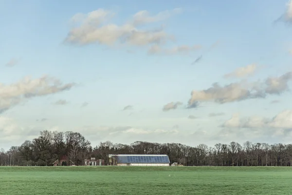 Pajta Napelemekkel Vidéken Kék Felhős Alatt — Stock Fotó