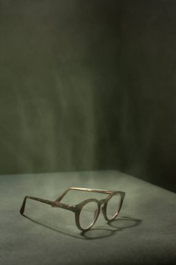 Gri boşlukta buharlaşan kahverengi gözlükler.