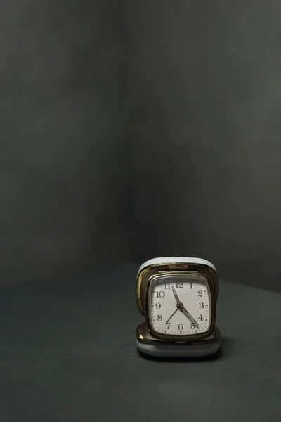 Vintage White Travel Alarm Clock Grey Empty Room — Stock Photo, Image