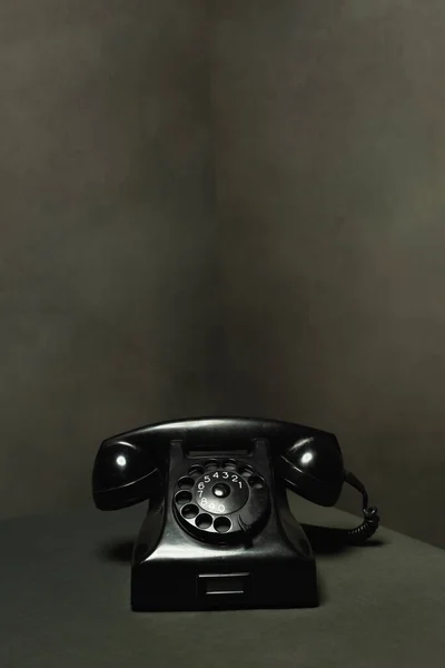 Vintage Czarny Telefon Szarym Pustym Pokoju — Zdjęcie stockowe