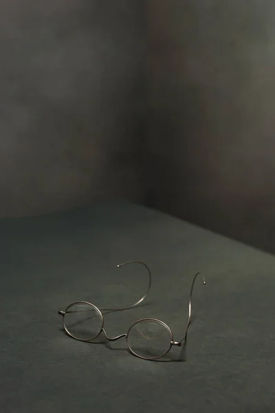 空灰色空间中的古董眼镜 — 图库照片