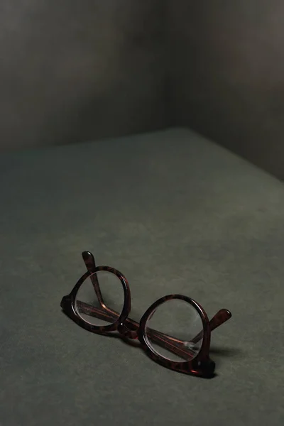 Retrobruna Glasögon Grått Tomt Utrymme — Stockfoto
