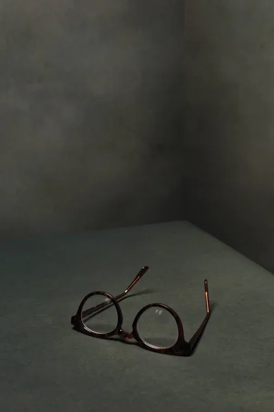 Retrobruna Glasögon Grått Tomt Utrymme — Stockfoto