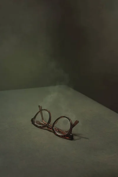 Retro Hnědé Brýle Kouřící Šedém Prázdném Prostoru — Stock fotografie