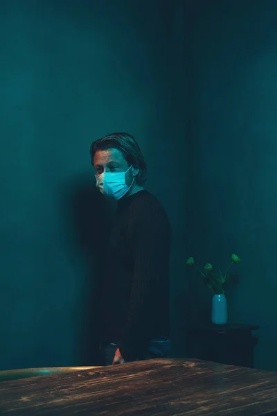 Man Med Kirurgisk Mask Står Rummet Bakom Bordet Natten — Stockfoto