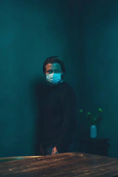 Muž Chirurgickou Maskou Stojí Noci Místnosti Stolem — Stock fotografie
