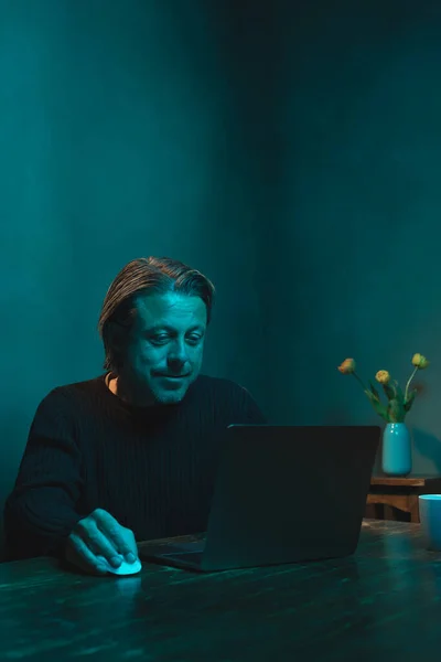 Akşam Evde Çalışan Dizüstü Bilgisayarın Arkasındaki Adam — Stok fotoğraf