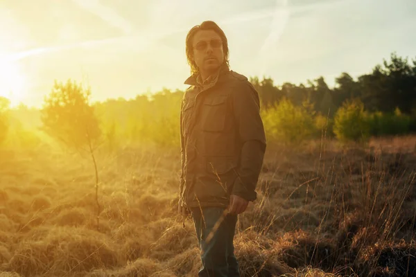 Hombre Con Chaqueta Verde Gafas Sol Naturaleza Amanecer Durante Primavera — Foto de Stock