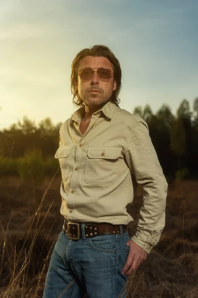 Muž Košili Slunečních Brýlích Přírodní Rezervaci Při Východu Slunce Během — Stock fotografie