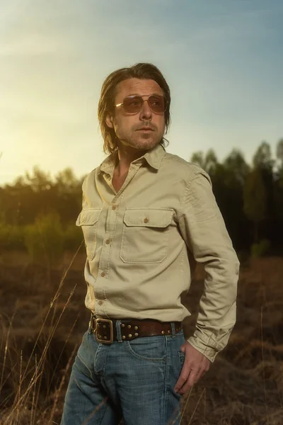 Hombre Con Camisa Gafas Sol Reserva Natural Amanecer Durante Primavera — Foto de Stock