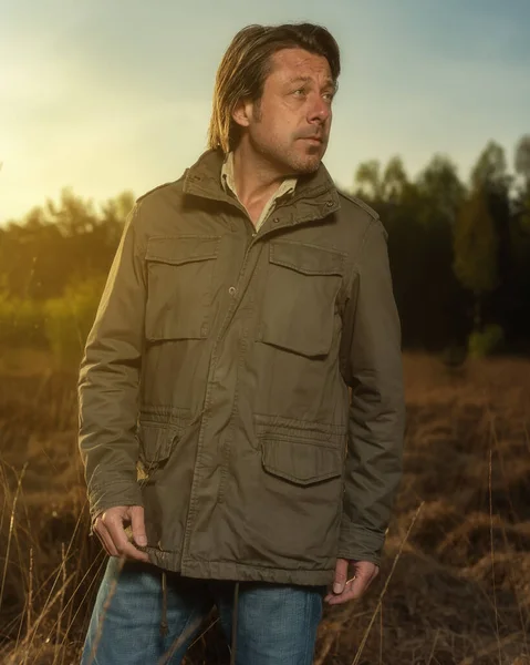 Man Met Groene Jas Jeans Natuurgebied Bij Zonsopgang Het Voorjaar — Stockfoto