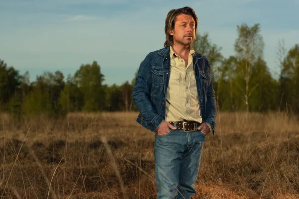 Hombre Con Chaqueta Vaquera Camisa Reserva Natural Amanecer Durante Primavera —  Fotos de Stock