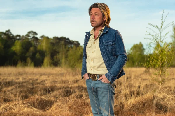 Hombre Con Chaqueta Vaquera Camisa Reserva Natural Amanecer Durante Primavera —  Fotos de Stock