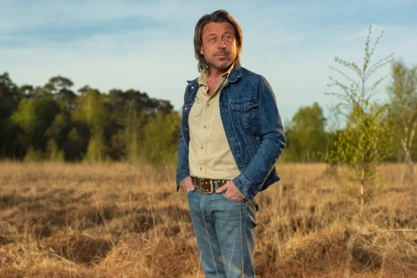 Hombre Con Chaqueta Vaquera Camisa Reserva Natural Amanecer Durante Primavera —  Fotos de Stock