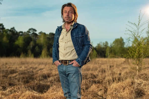 Hombre Con Chaqueta Vaquera Camisa Reserva Natural Amanecer Durante Primavera —  Fotos de Stock